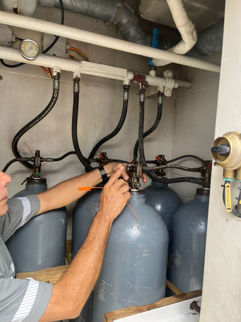 Técnico colocando precintos de seguridad en las válvulas de cilindros de CO2